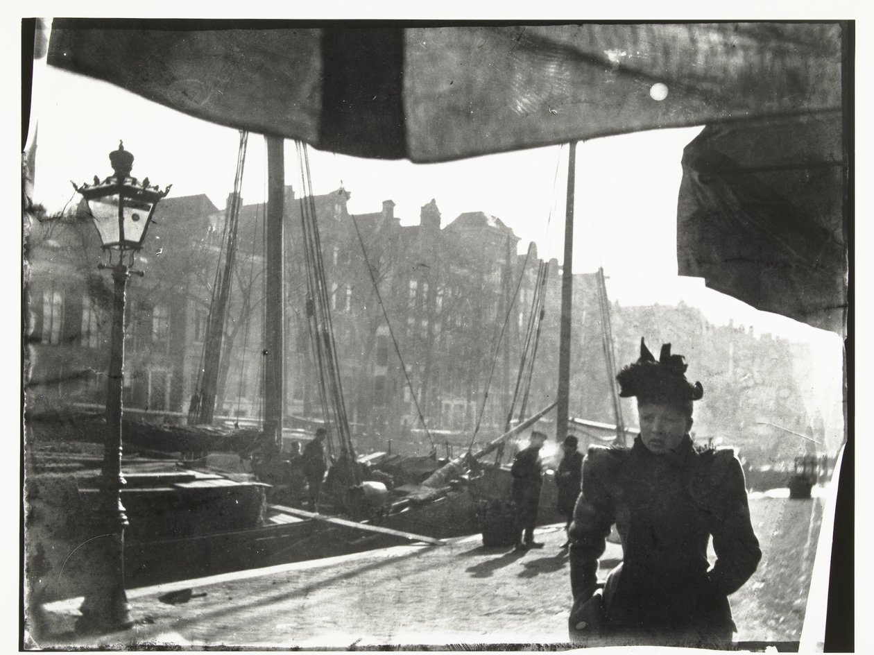 Porträt einer Frau, die über die Prinsengracht in Amsterdam spaziert von George Hendrik Breitner