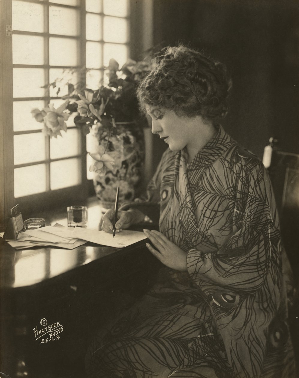 Mary Pickford, im Kimono, schreibt an einem Schreibtisch, ca. 1918 (s/w Foto) von Bartolome Esteban and studio Murillo