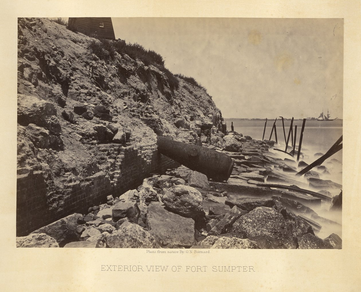 Außenansicht von Fort Sumpter von George N. Barnard