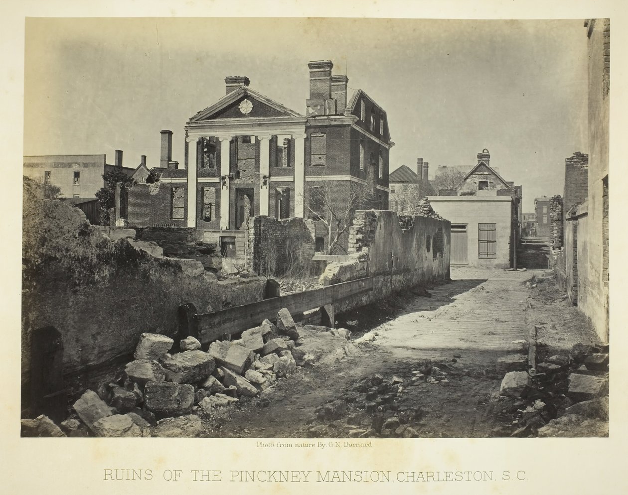 Ruinen des Pinckney Mansion, Charleston, S.C., 1865 von George N. Barnard