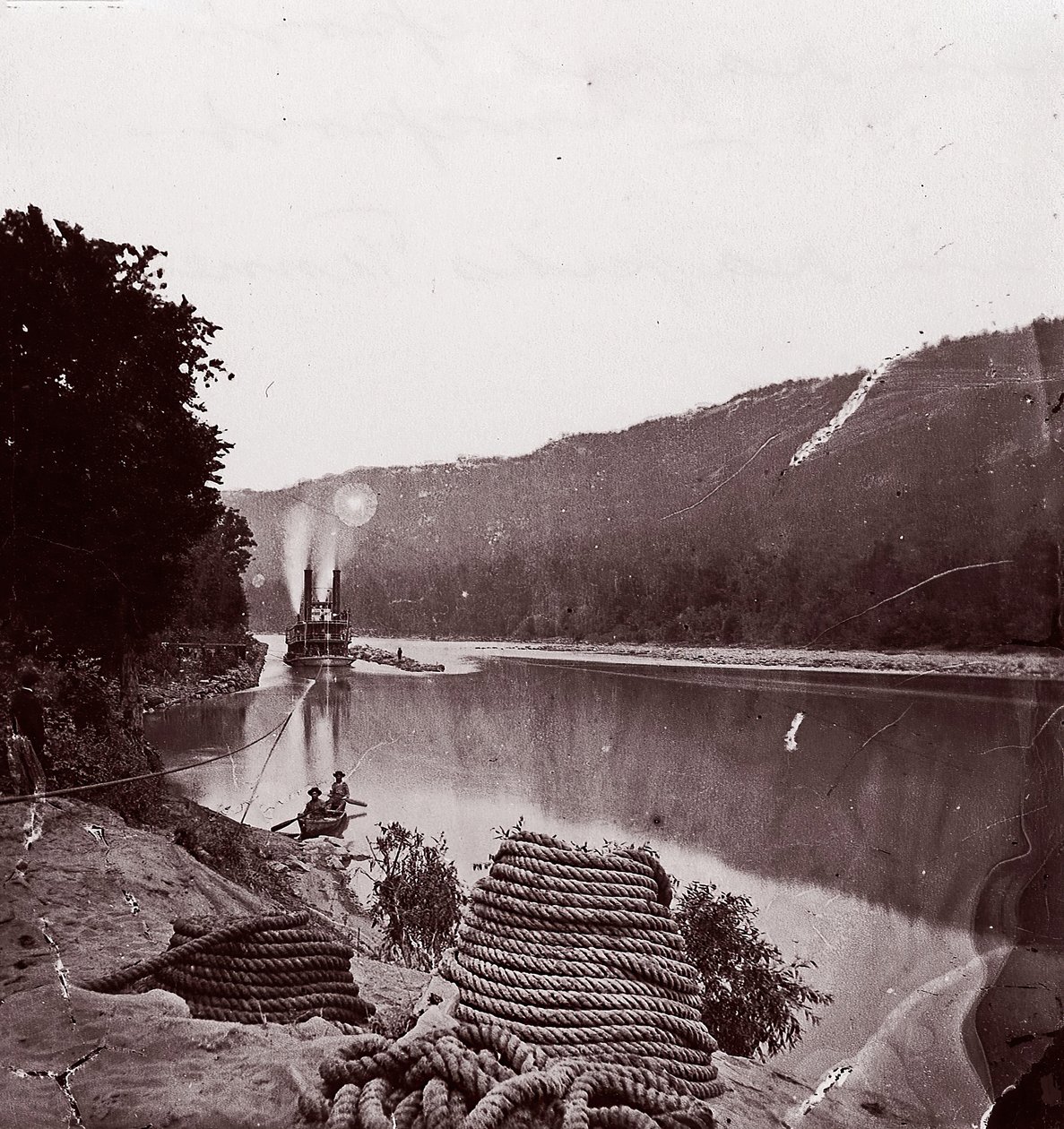U.S. Transport in Rapids, Tennessee RiverThe Suck - Tennessee River unterhalb von Chattanooga von George N. Barnard
