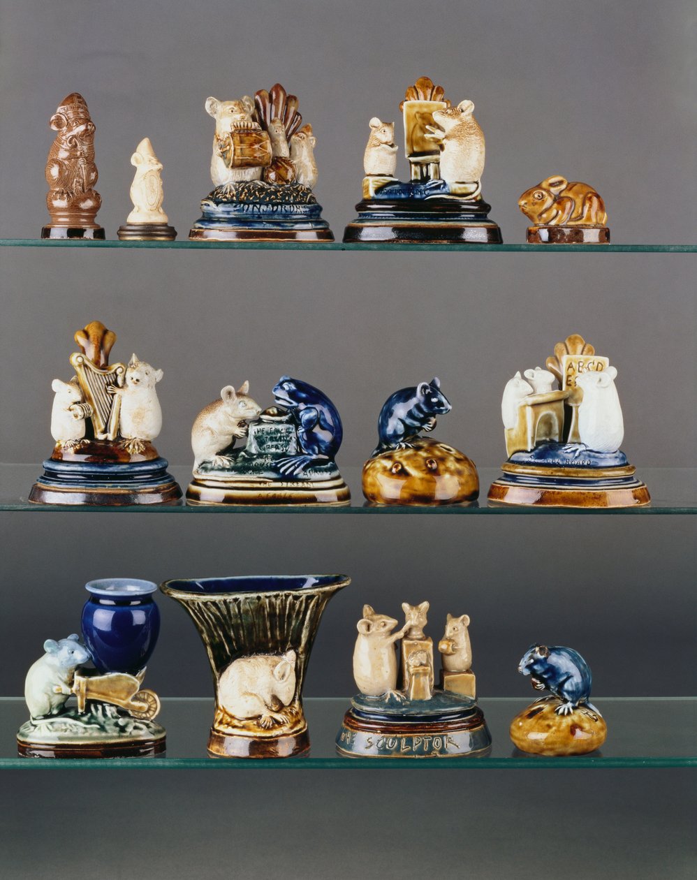 Eine Auswahl von Tierfiguren modelliert von George Tinworth von George Tinworth