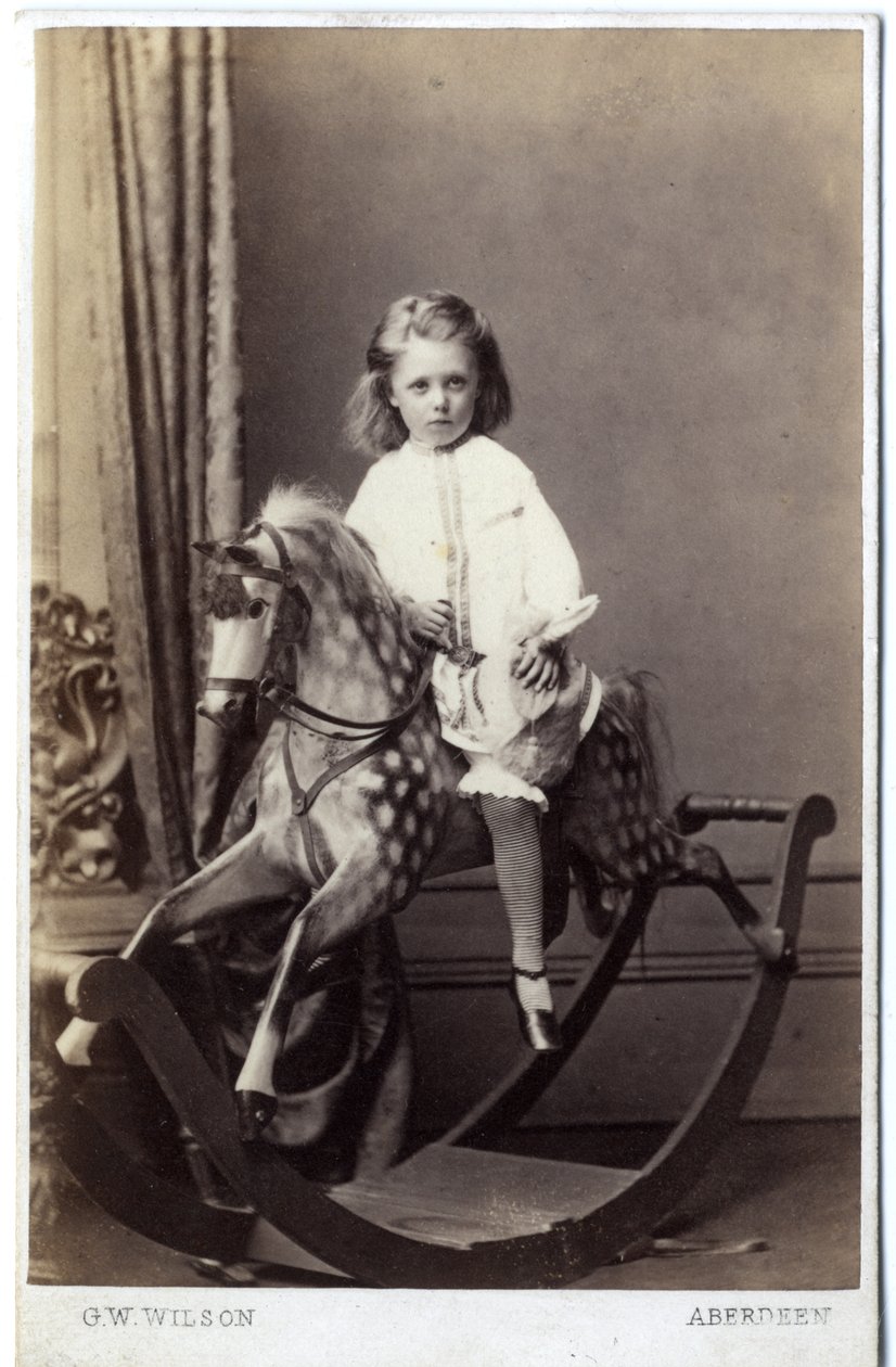 Mädchen auf einem Schaukelpferd von George Washington Wilson