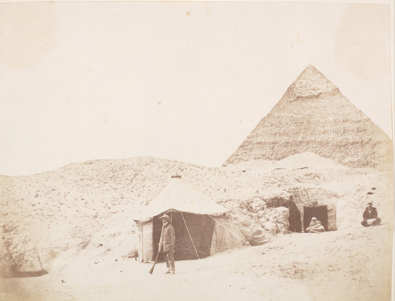 Der Fotograf vor seinem Zelt auf dem Gelände der Pyramide von Khafre Chephren, 1851 von George Wilson Bridges