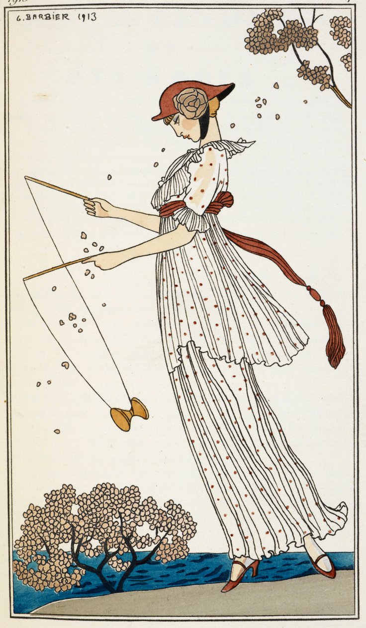 Eine Frau in einem bedruckten weißen Leinenkleid spielt mit einem Spielzeug von Georges Barbier