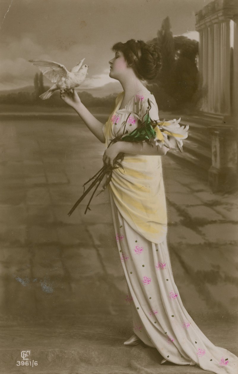 Postkarte eines schönen Mädchens mit Lilien und einer Taube, gesendet 1913 von German Photographer