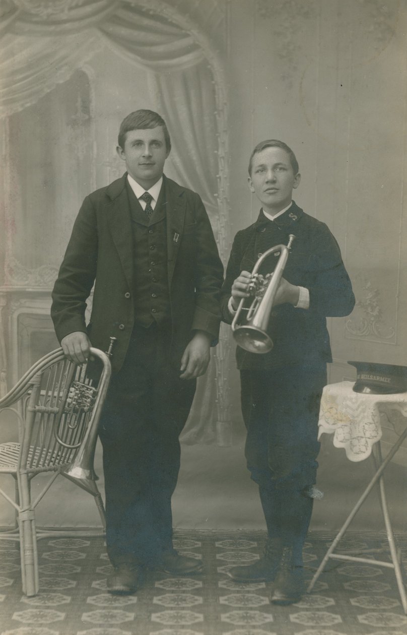Postkarte von zwei jungen Männern mit Trompeten, einer in Heilsarmee-Uniform, gesendet 1913 von German Photographer