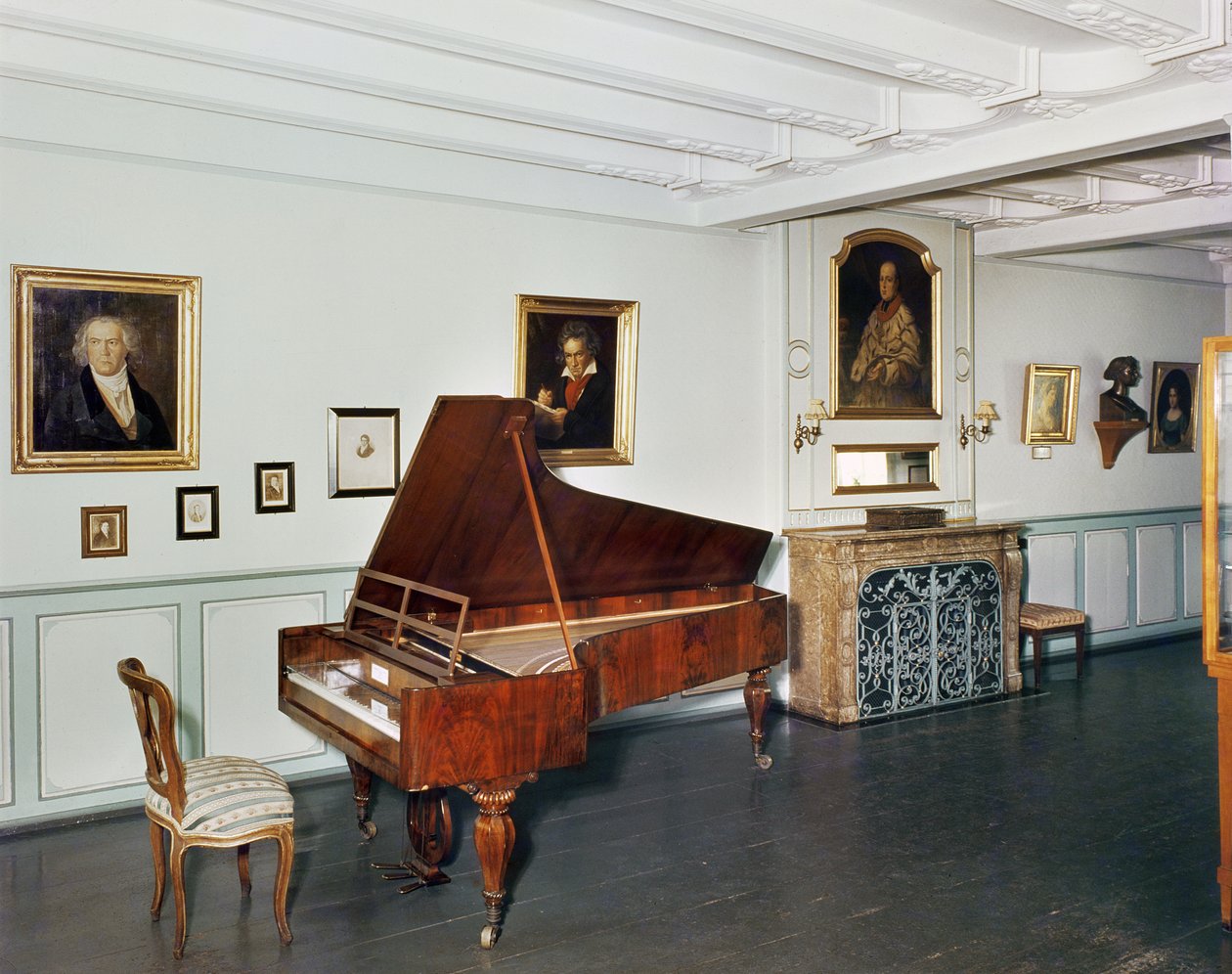 Ansicht eines Zimmers mit einem Flügel, der Ludwig van Beethoven (1770-1827) gehörte von German School