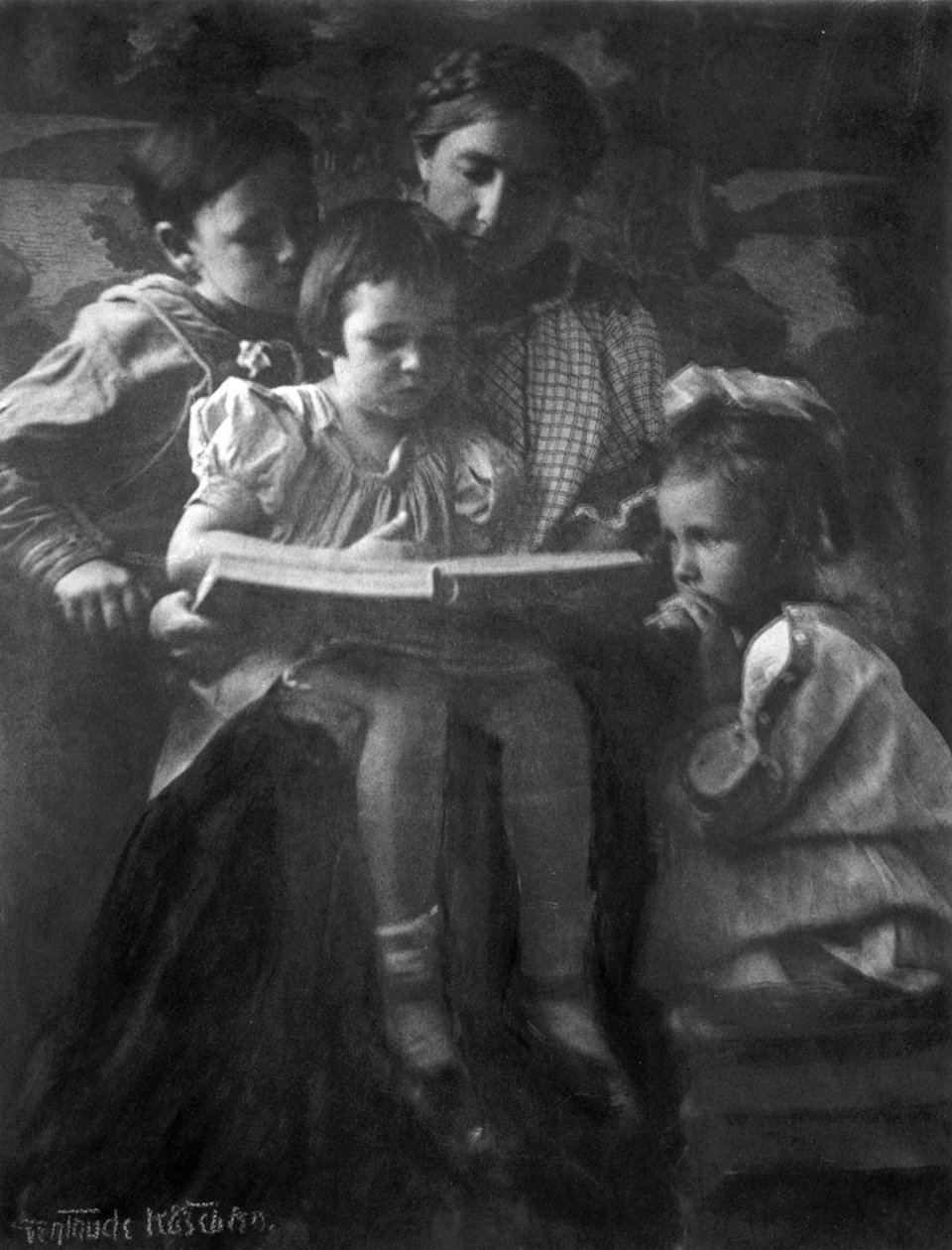 Frau und Kinder beim Lesen von Gertrude Käsebier