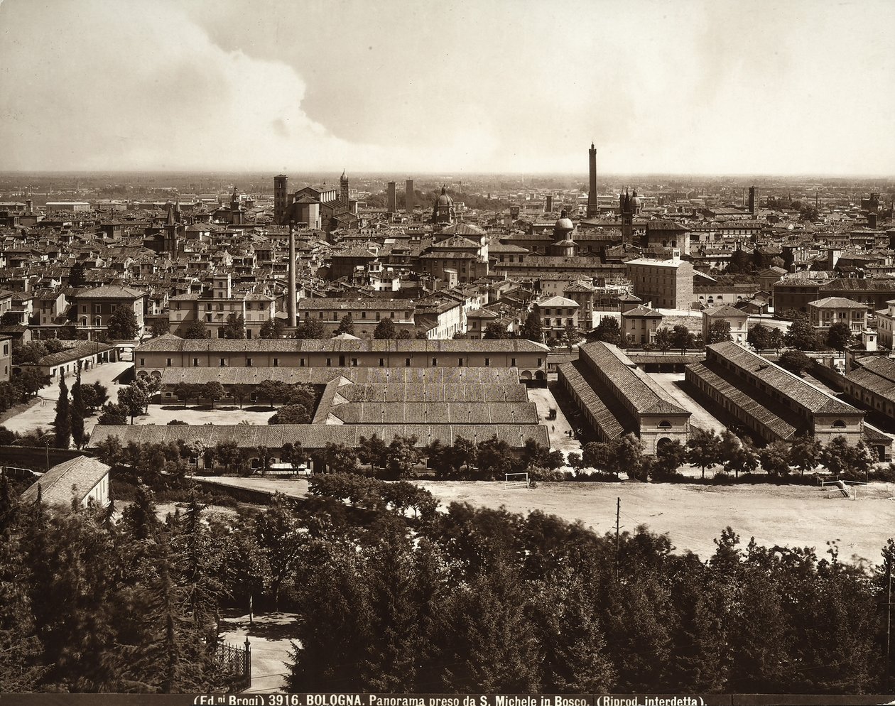 Panorama der Stadt Bologna: Blick von San Michele in Bosco. von Giacomo Brogi