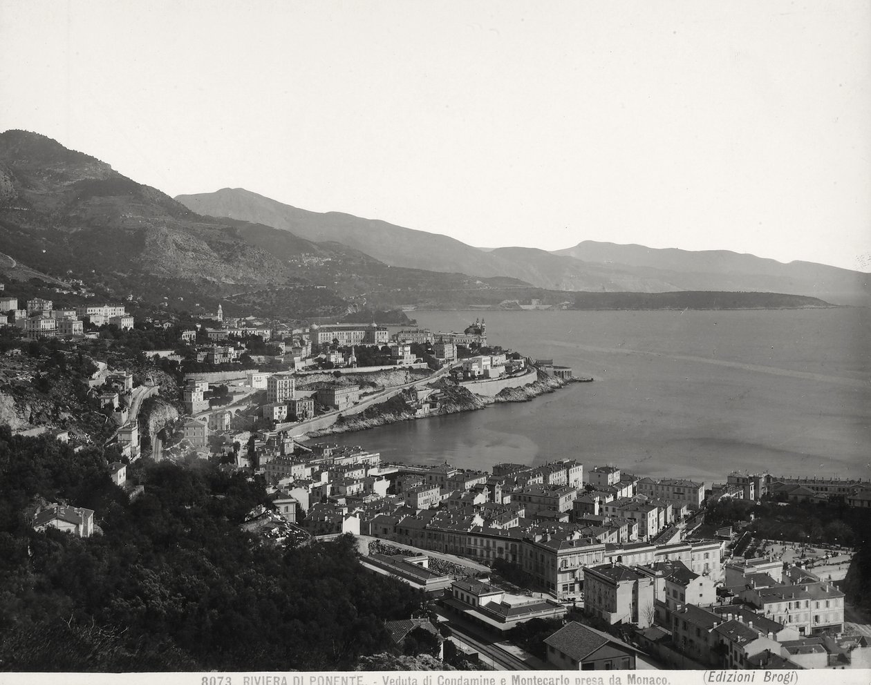 Blick auf Condamine und Montecarlo, zwei bevölkerte Städte mit Blick auf das Meer. Das Foto wurde von Monaco aus aufgenommen von Giacomo Brogi