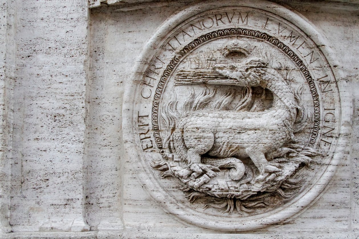 Wappen an der Fassade der Kirche St. Louis der Franzosen von Giacomo della Porta