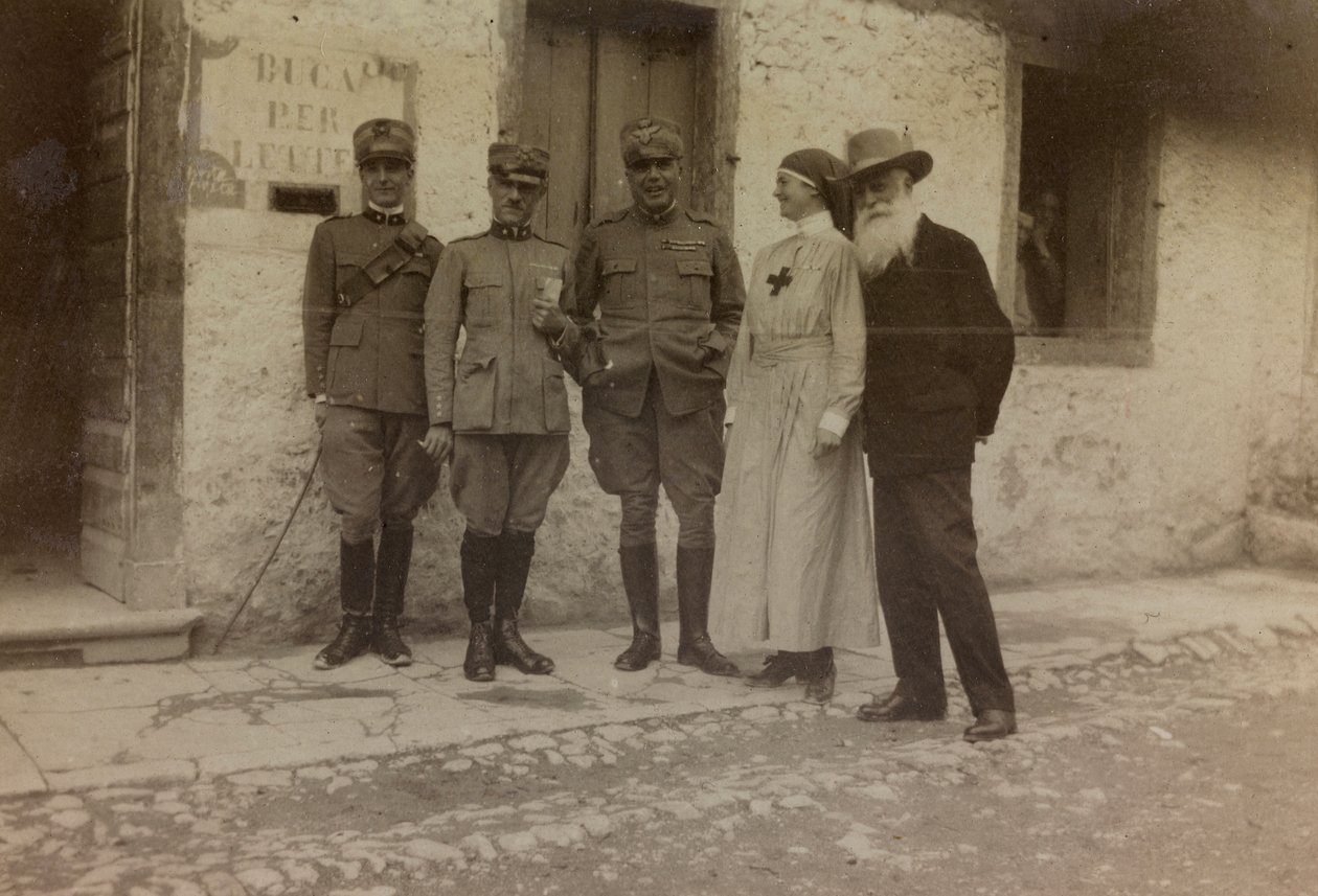 Album "Bilder des Krieges II": Rotes Kreuz und italienische Soldaten (s/w Foto) von Gigliucci Gigliucci