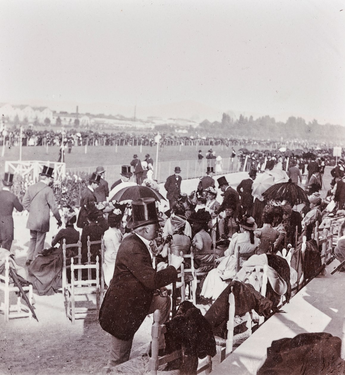 Zuschauer auf der Rennbahn im Cascine Park: General Pralormo, Neri Corsini, Alberto Rignano, Gennaro Placci, die Gräfin Maud Ricci, Gräfin von Perkenstein von Giorgio Enrico (attr.to) Levi