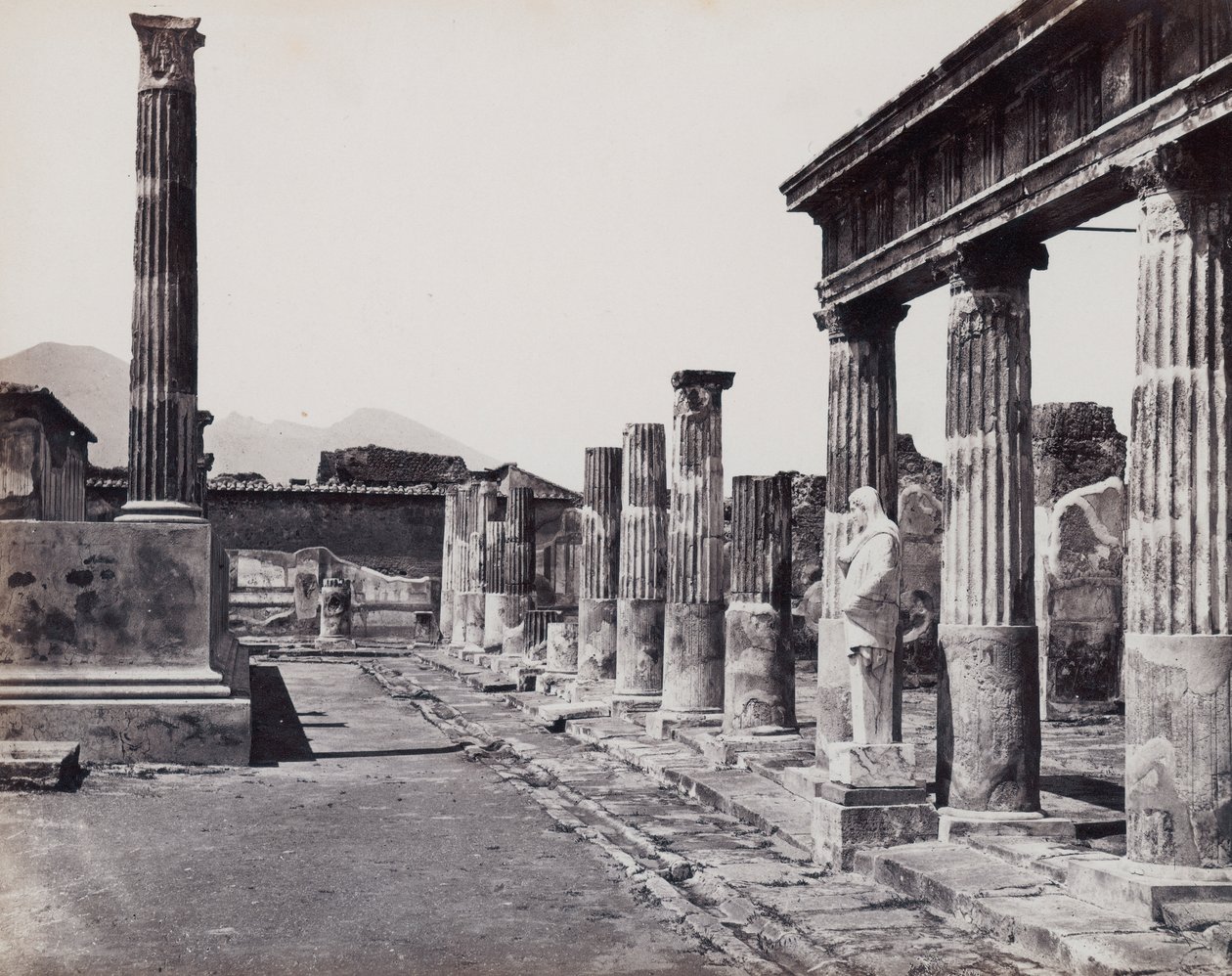 Östliche Kolonnade des Tempels der Venus Pompeiiana in Pompeji von Giorgio Sommer