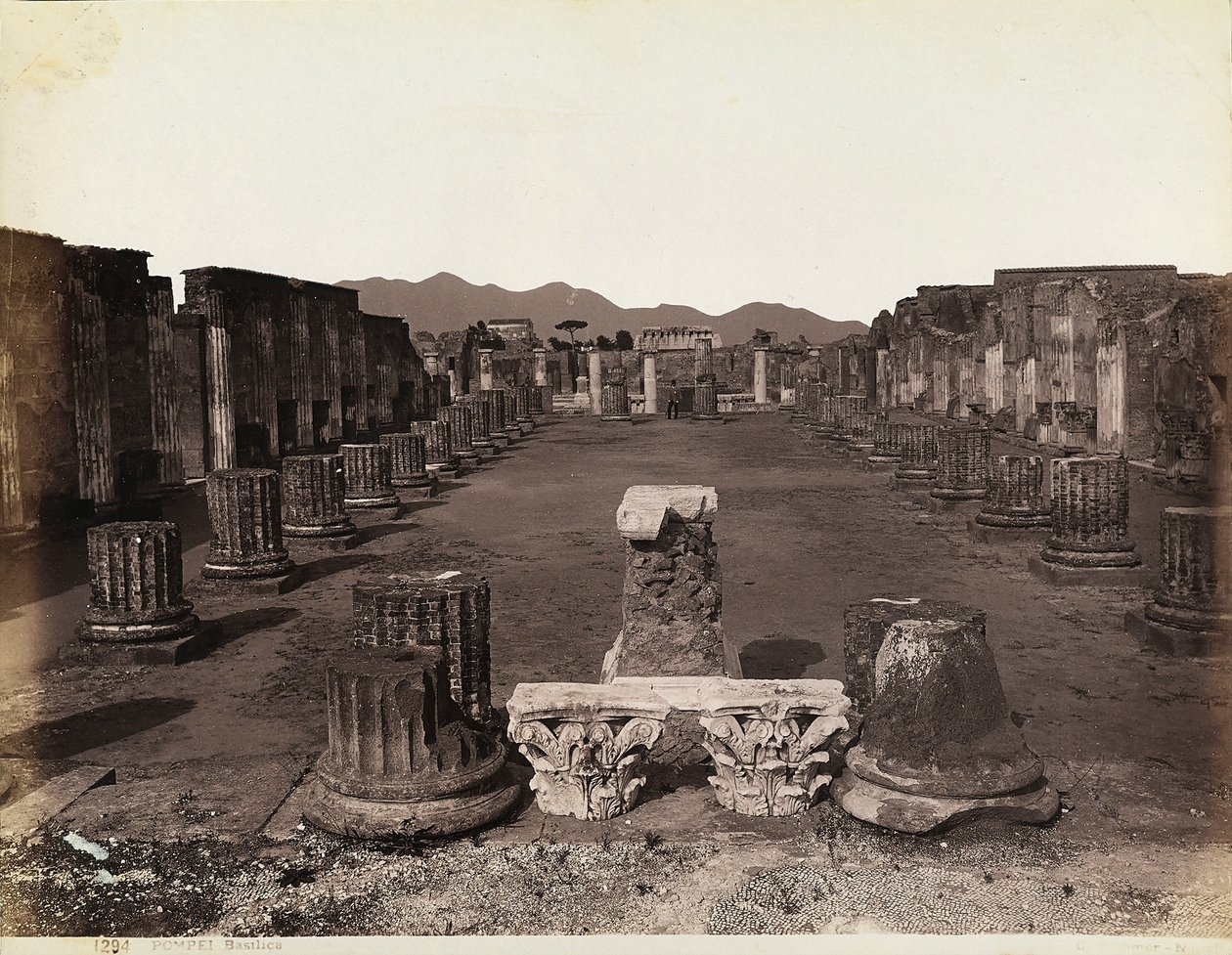 Gesamtansicht der Basilika, Ostseite, Pompeji von Giorgio Sommer