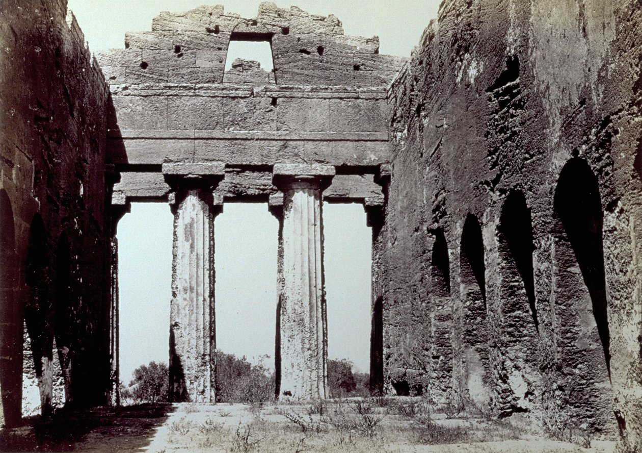 Innenraum des Tempels der Concordia im Tal der Tempel in Agrigent. Im Vordergrund zwei dorische Säulen; an den Seiten eine gewölbte Umfassungsmauer von Giorgio Sommer