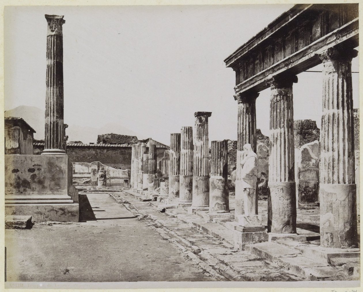 Tempel der Venus in Pompeji von Giorgio Sommer