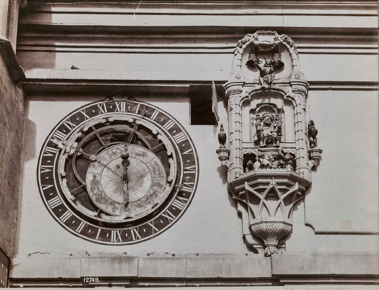 Das Quadrant des Uhrturms in Bern, von Kaspar Brunnen (1527-1530). Neben der astronomischen Uhr ein Kiosk mit Statuetten, die vier Minuten vor dem Stundenschlag vom Uhrwerk bewegt werden von Giorgio Sommer