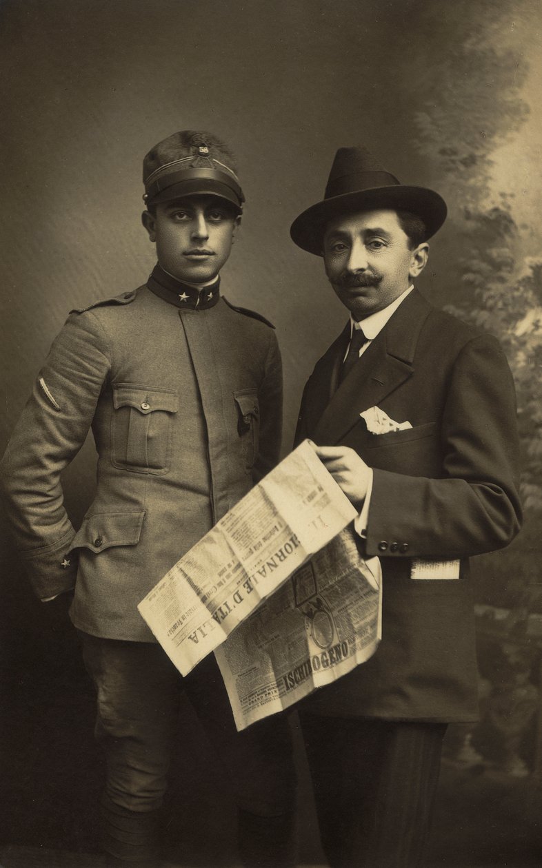 Porträt eines männlichen Paares, einer in Militäruniform und der andere mit der "Giornale d