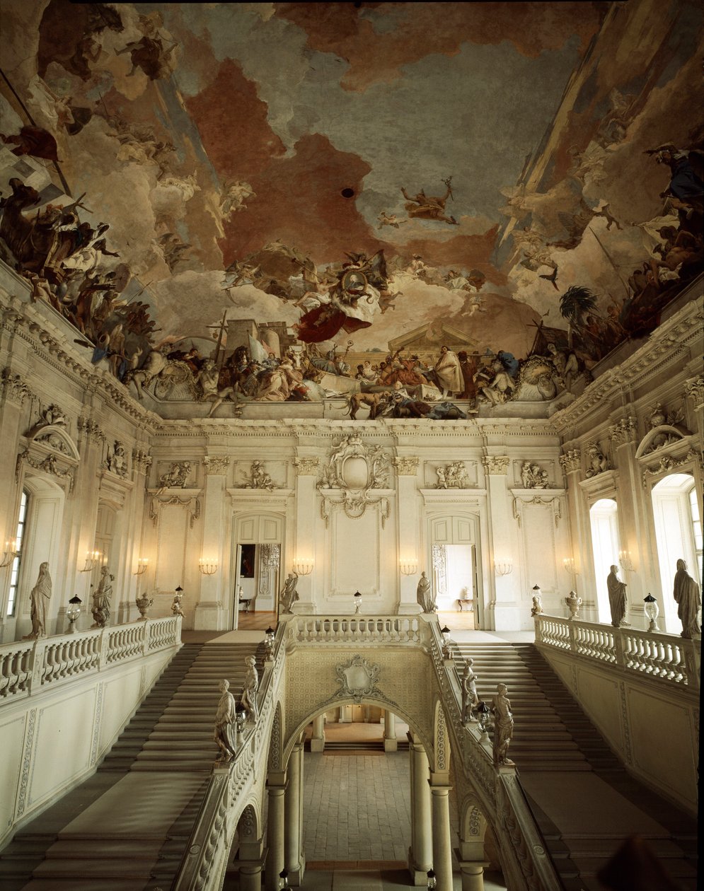 Ansicht der großen Treppe und der von Giovanni Battista (Giambattista) Tiepolo (1696-1770) dekorierten Decke, die die Allegorie der fünf Kontinente darstellt. 1753 Palast von Würzburg, realisiert von Architekt Johann Balthasar Neumann (1687-1753) Deutschla von Giovanni Battista Tiepolo