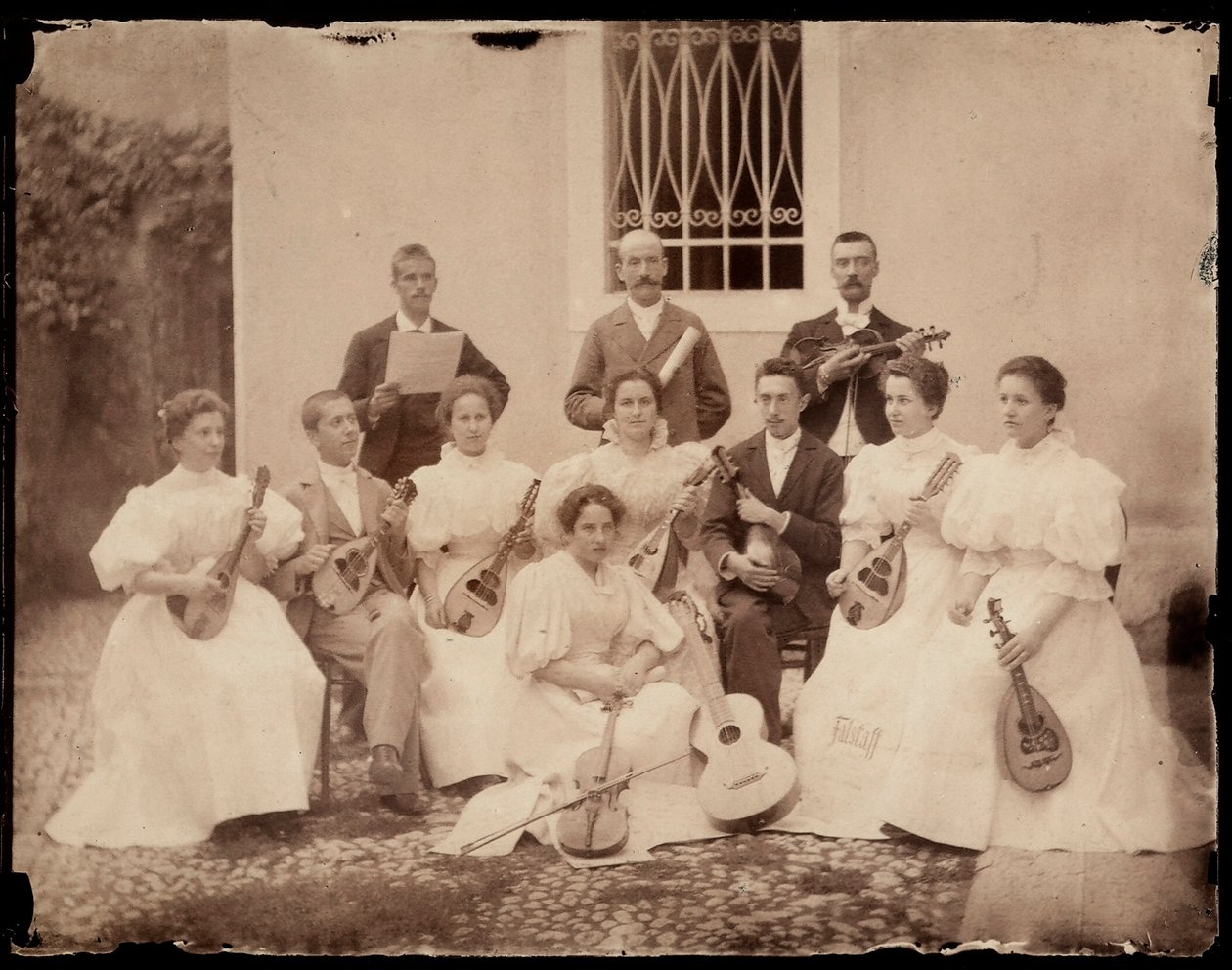 Gruppenporträt sitzender Musiker, ca. 1900 von Giuseppe Wulz