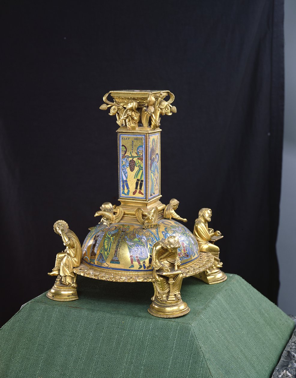 Sockel des Kreuzes von St. Bertin, aus der Abtei Saint-Bertin, ca. 1180 von Godefroid de Huy
