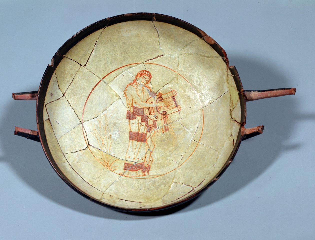 Fußlose Tasse, stehende Muse, die die Leier spielt, zugeschrieben dem Hesiod-Maler, weißgrundige attische Periode, ca. 470-460 v. Chr. (Keramik) von Greek