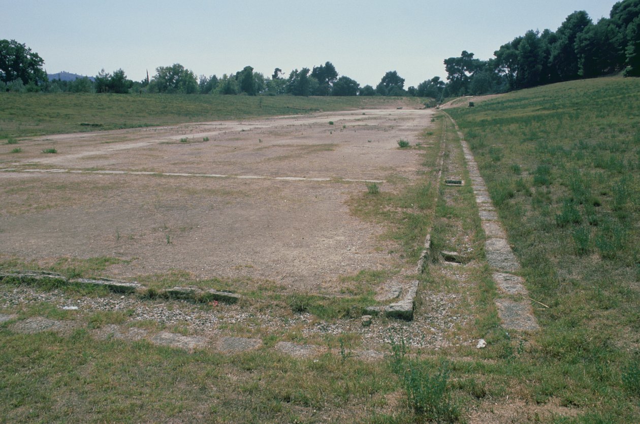 Laufbahn und Wasserkanal, der den Zuschauern Erfrischung bietet, im Stadion von Greek