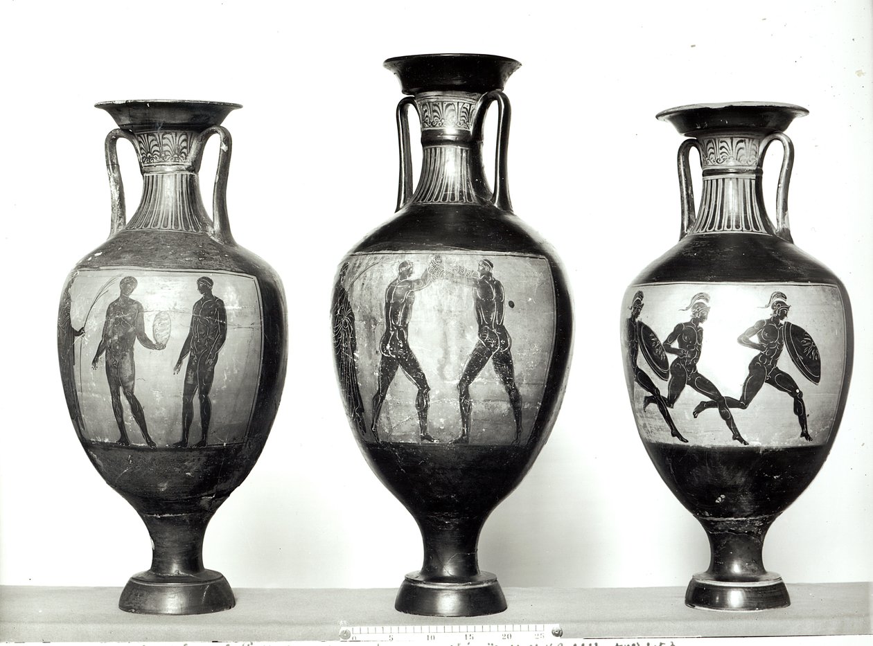 Drei Panathenäische Amphoren, die einen Athleten zeigen, der eine Trophäe erhält, Boxer und Athleten, 580-520 v. Chr. (Keramik) von Greek