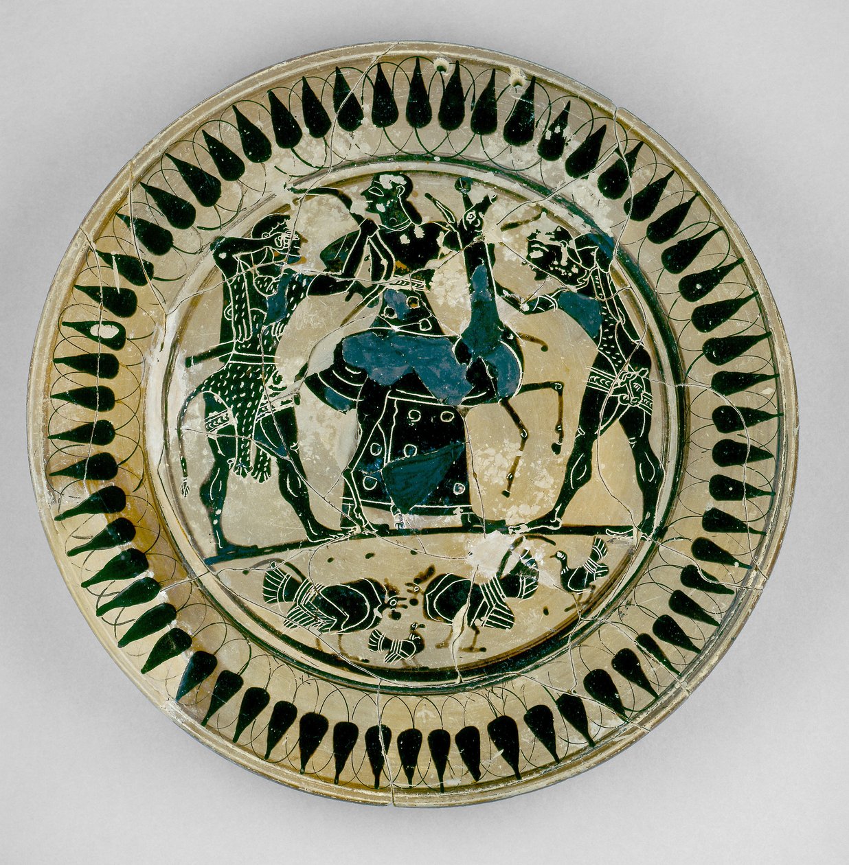 Attische schwarzfigurige Platte mit einer Szene von Herakles und Apollo, die um ein Reh kämpfen und von Artemis getrennt werden, im Stil von Lydos, aus Griechenland, ca. 560 v. Chr. von Greek