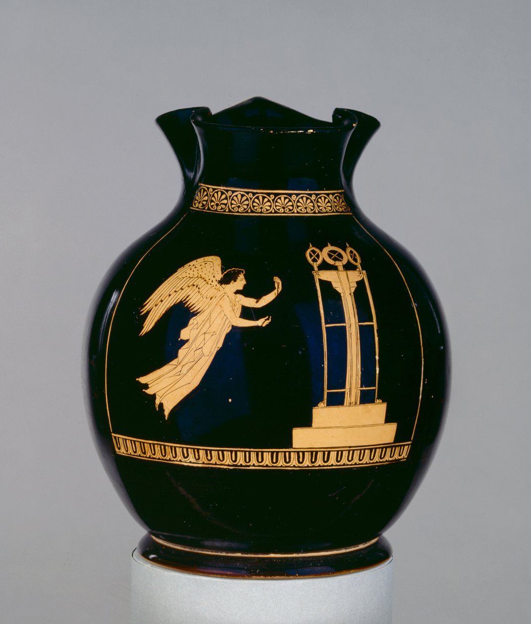 Attische rotfigurige Oinochoe, dekoriert mit der Szene einer geflügelten Nike, die mit einem Band zu einem Dreifuß fliegt, nahe dem Kalliope-Maler, aus Nola, ca. 430 v. Chr. von Greek