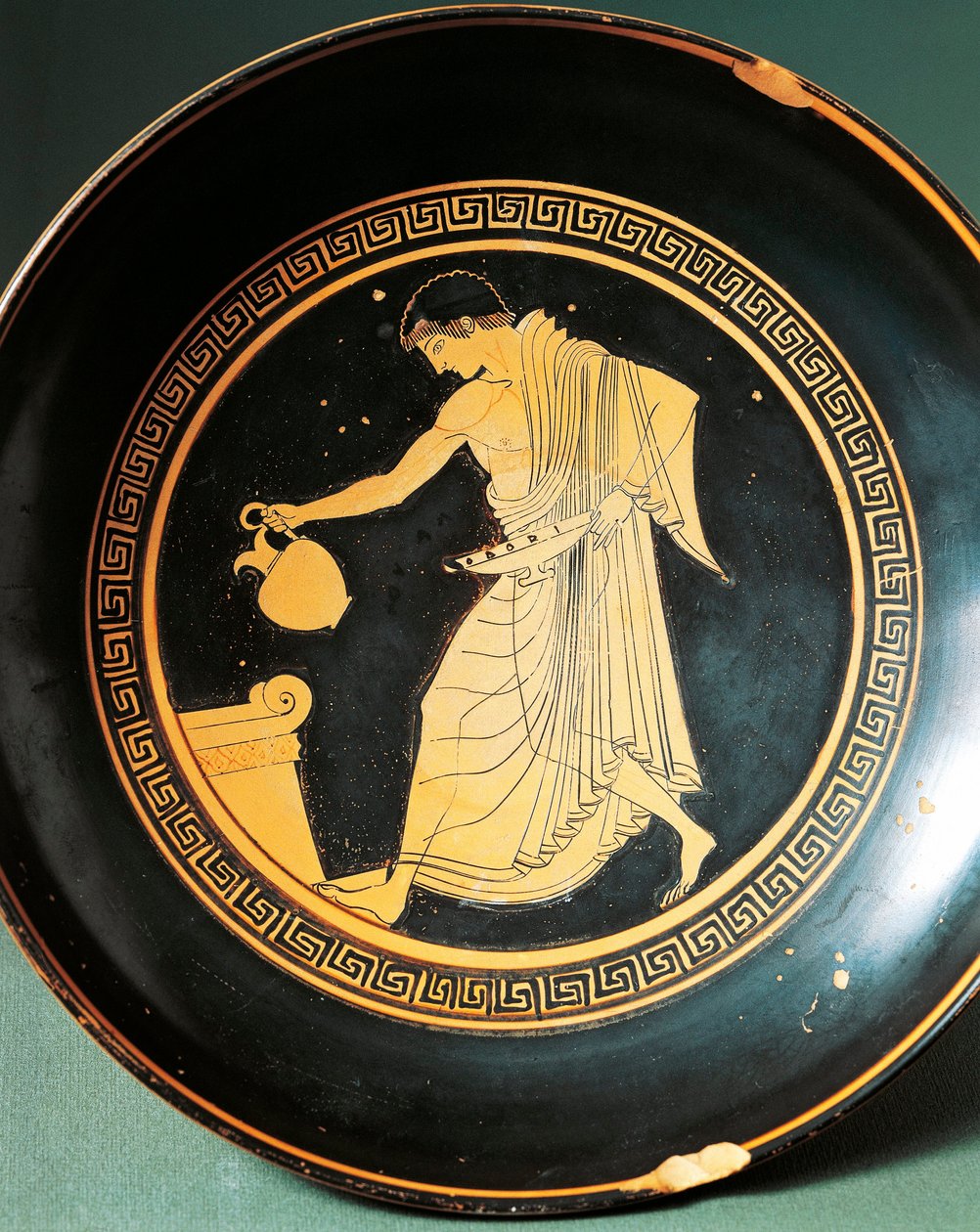 Kylix von Douris, Darstellung eines Jugendlichen in der Nähe eines Altars, 6. Jahrhundert v. Chr. von Greek