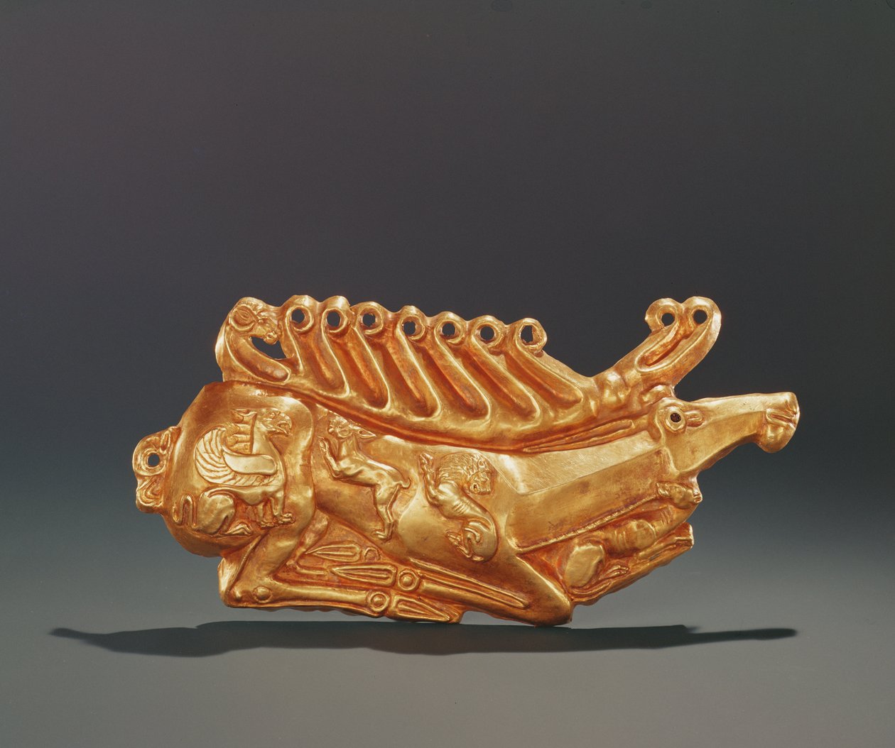 Liegender Hirsch, dekoriert mit Figuren eines geflügelten Greifs, Hasen, Löwen, Hund und Widderkopf von Greek School