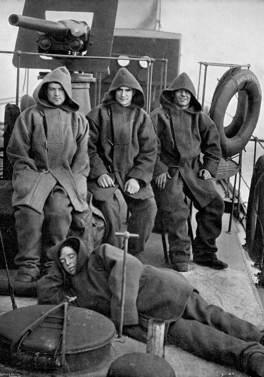 Matrosen des Torpedoboot-Zerstörers HMS Sturgeon, 1896 von Gregory and Co