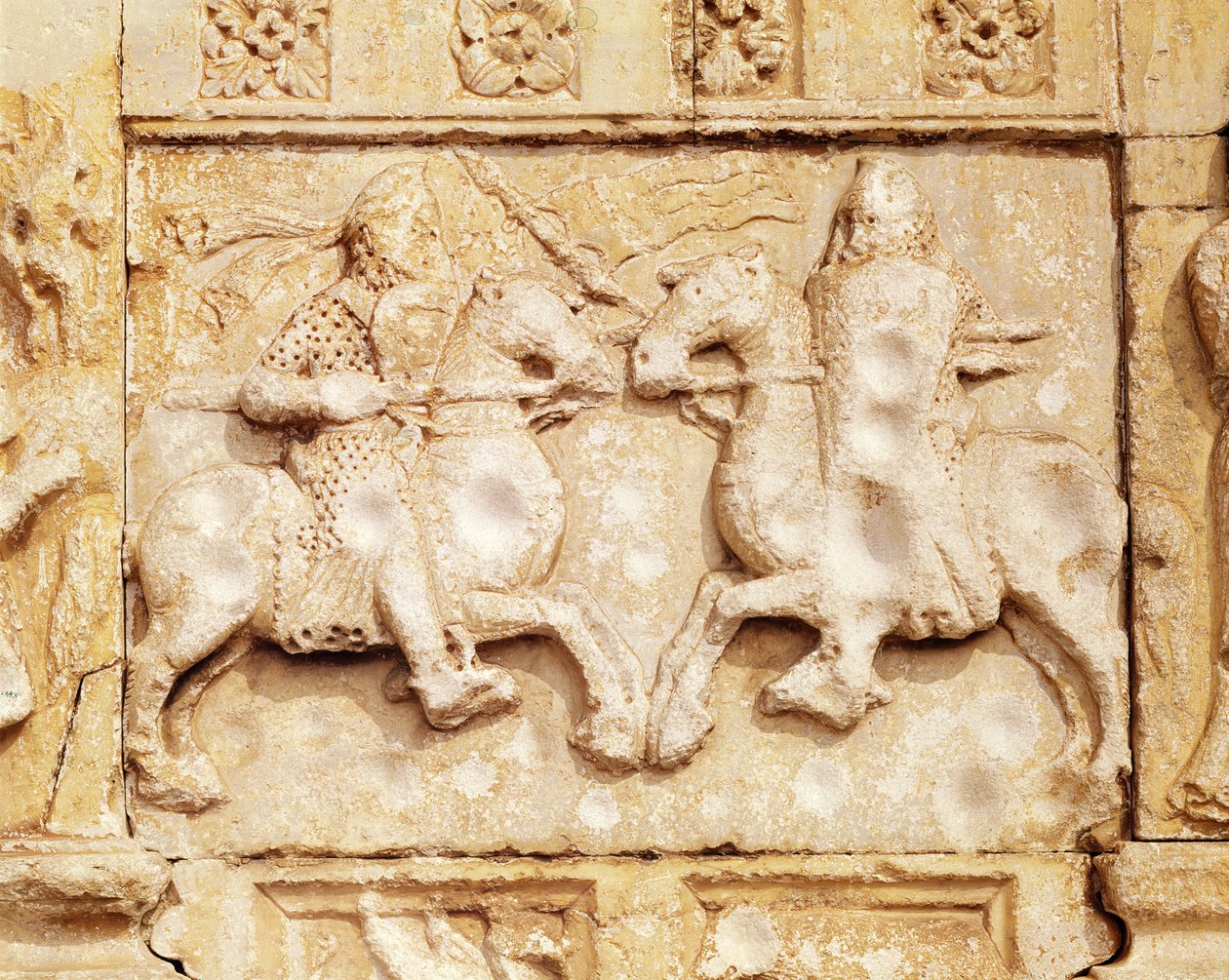 Zwei Ritter im Kampf, Relief von der linken Seite des Hauptportals von Guglielmo