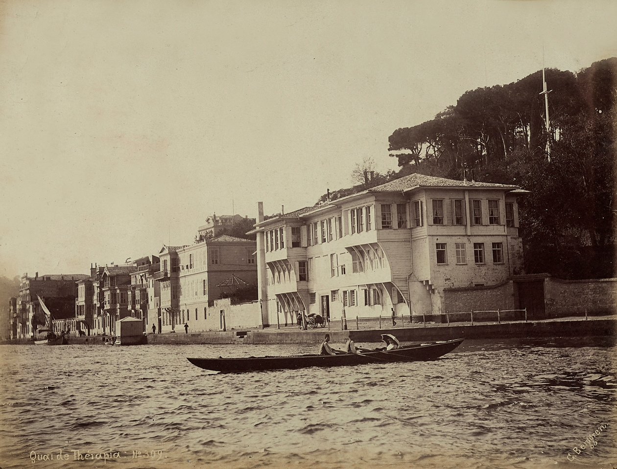 Gebäude entlang der Bucht von Tarabya, am Marmarameer, Türkei von Guillaume Berggren