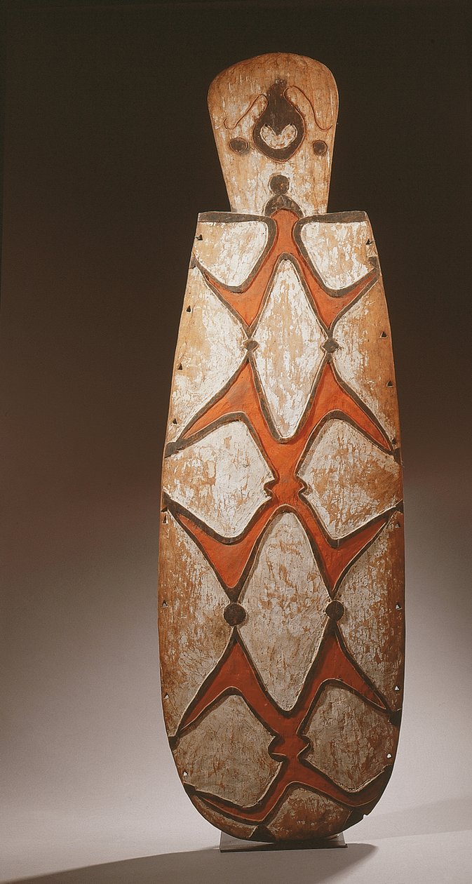 Ovaler Asmat-Schild, geschnitzt mit stilisierten Figuren, eine Maske oben von Guinean New