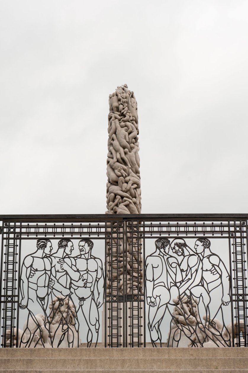 Schmiedeeiserne Tore „Nackte Männer“ und der „Monolith der Menschen“ aus Granit im Frognerpark, Oslo, Norwegen (Foto) von Gustav Vigeland