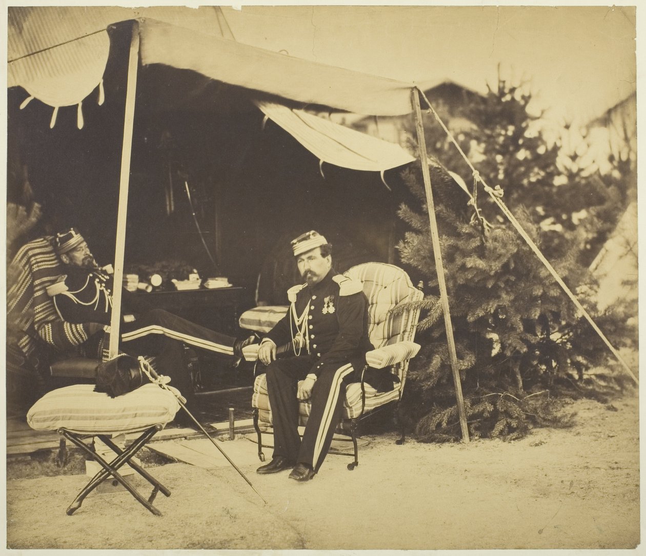 Offiziere sitzen an einem Zelt, Camp de Châlons von Gustave Le Gray