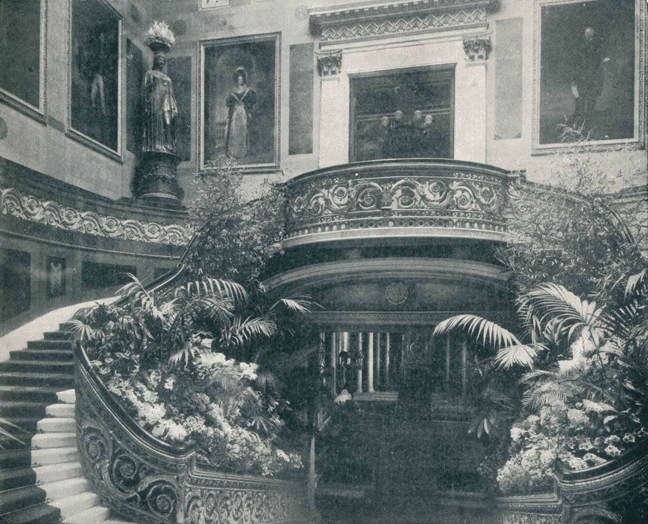 Die große Treppe im Buckingham Palace, um 1899 von HN King