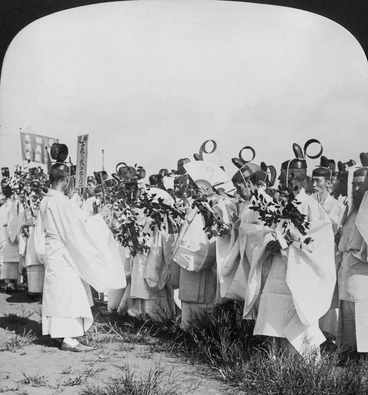 Shinto-Priester in einer Trauerprozession für Hitachi Maru-Opfer, Tokio, Japan, 1905 von H. C. White
