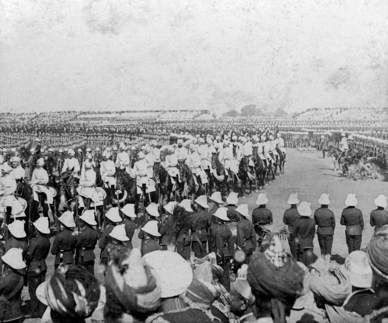 Das kaiserliche Kadettenkorps eskortiert ihre Majestäten in die Durbar-Arena, Delhi, Indien, 1903 von H. D. Girdwood