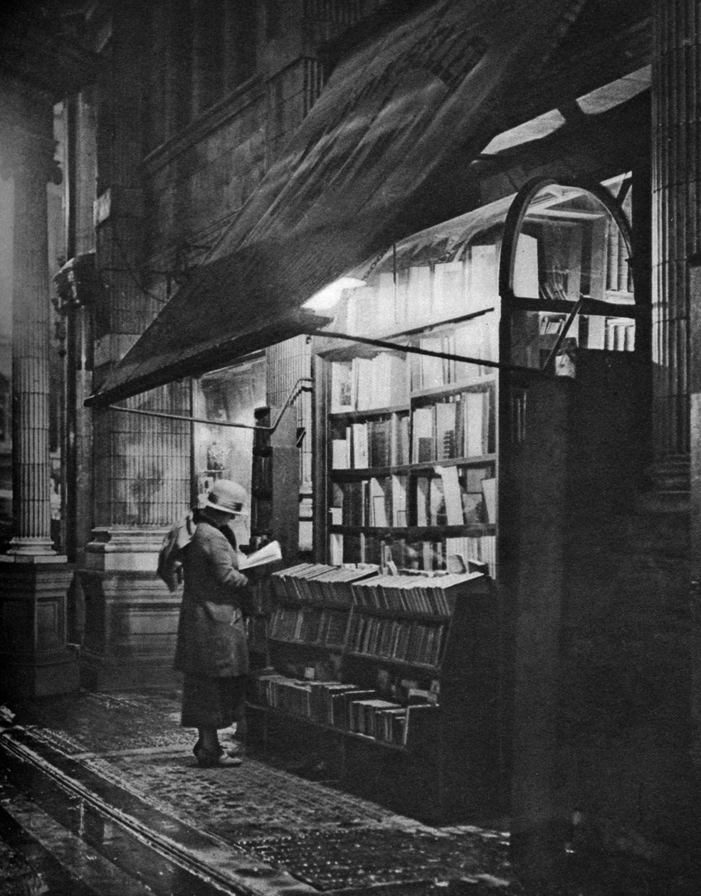 Ein Buchladen in Bloomsbury, London, 1926-1927 von H. W. Fincham