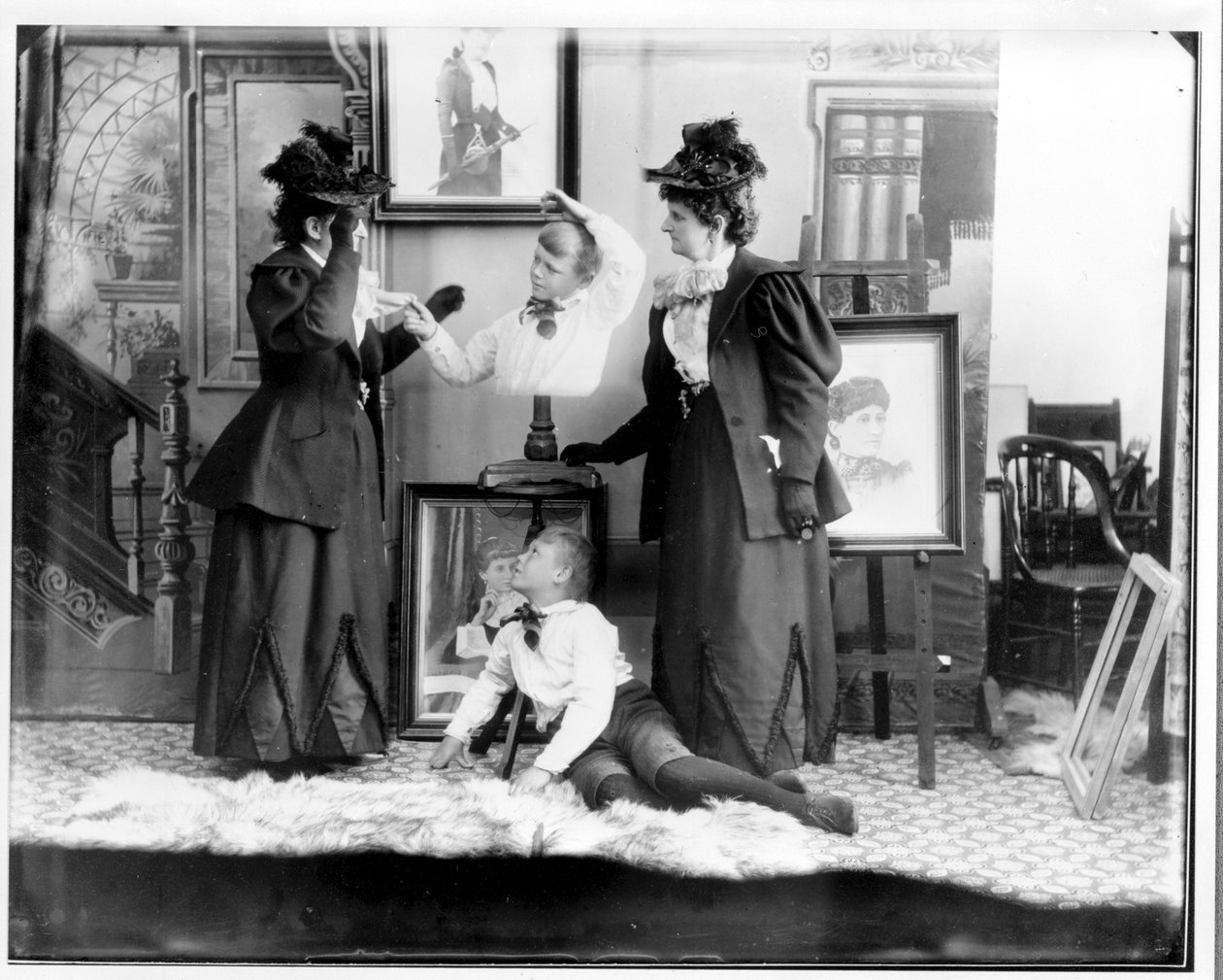 Mehrfachbelichtung von Hannah Hatherly Maynard und ihrem Enkel Maynard McDonald, ca. 1893 von Hannah Maynard