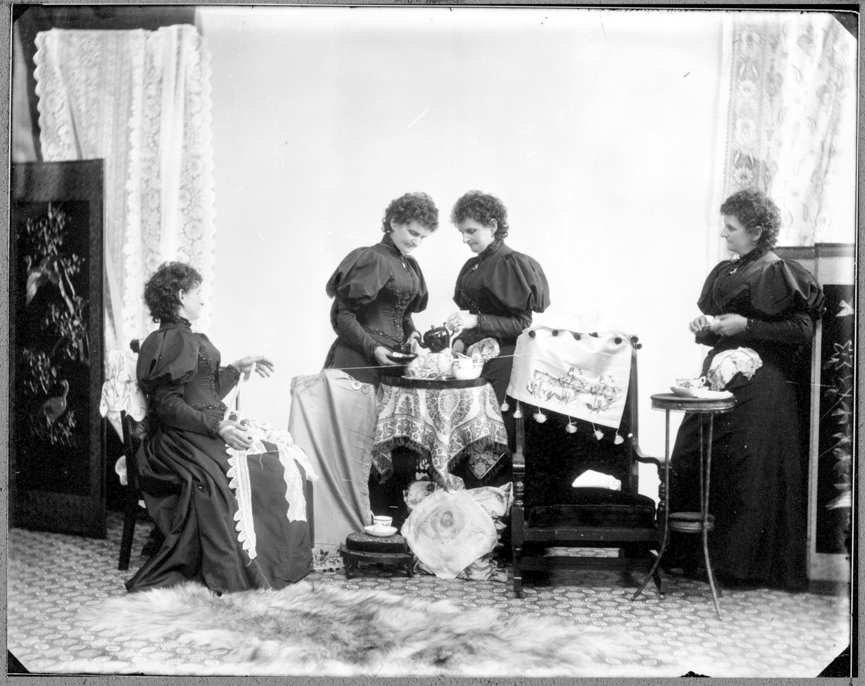 Mehrfachbelichtung von Hannah Maynard - zwei beim Tee, eine hält ein Baumwollknäuel, eine wickelt es auf, um 1895 (sw Foto) von Hannah Maynard