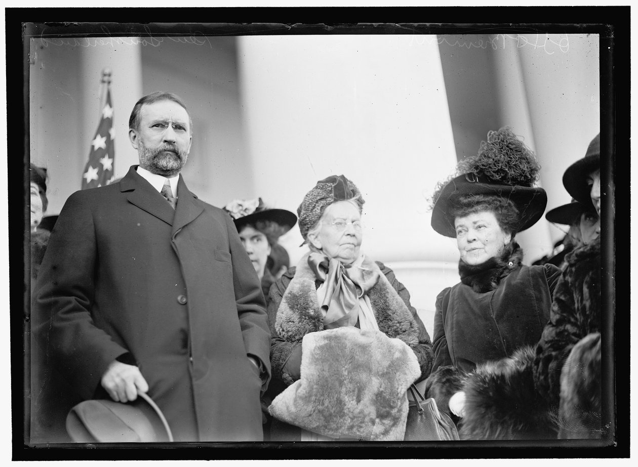 Miss Belva Ann Lockwood, mit Senator Southerland von Harris & Ewing