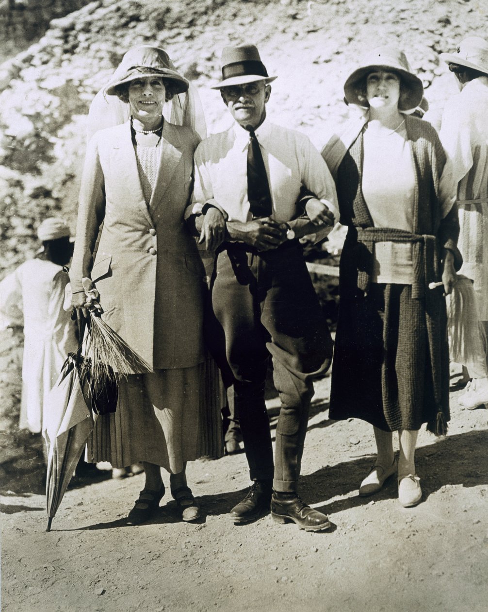 Von links nach rechts: Lady Somerleyton, Colonel Watson Pasha und die ehrenwerte Lady Alexander am Grab von Tutanchamun, Tal der Könige von Harry Burton