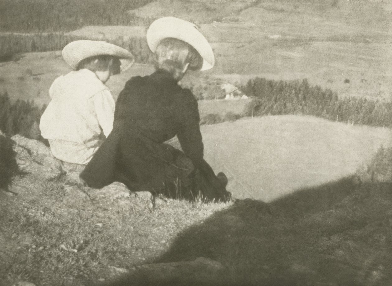 Felder in Birgitz (Hans und Mary sitzen), ca. 1908 von Heinrich Kuhn