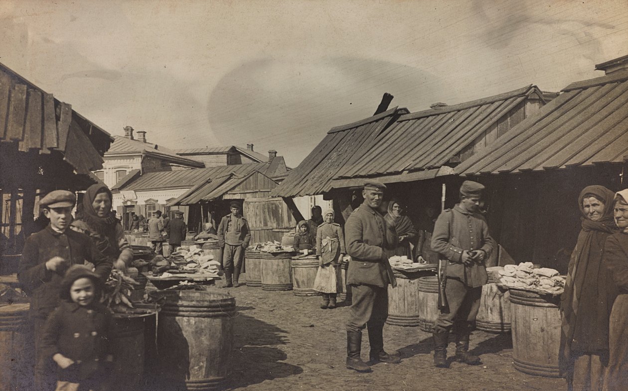 Erster Weltkrieg: die Ukraine in den Jahren 1914-1916 während der Invasion der deutschen Armee. Militär auf dem Markt von Heldenfriedhof Dsessentniki (attr. to)